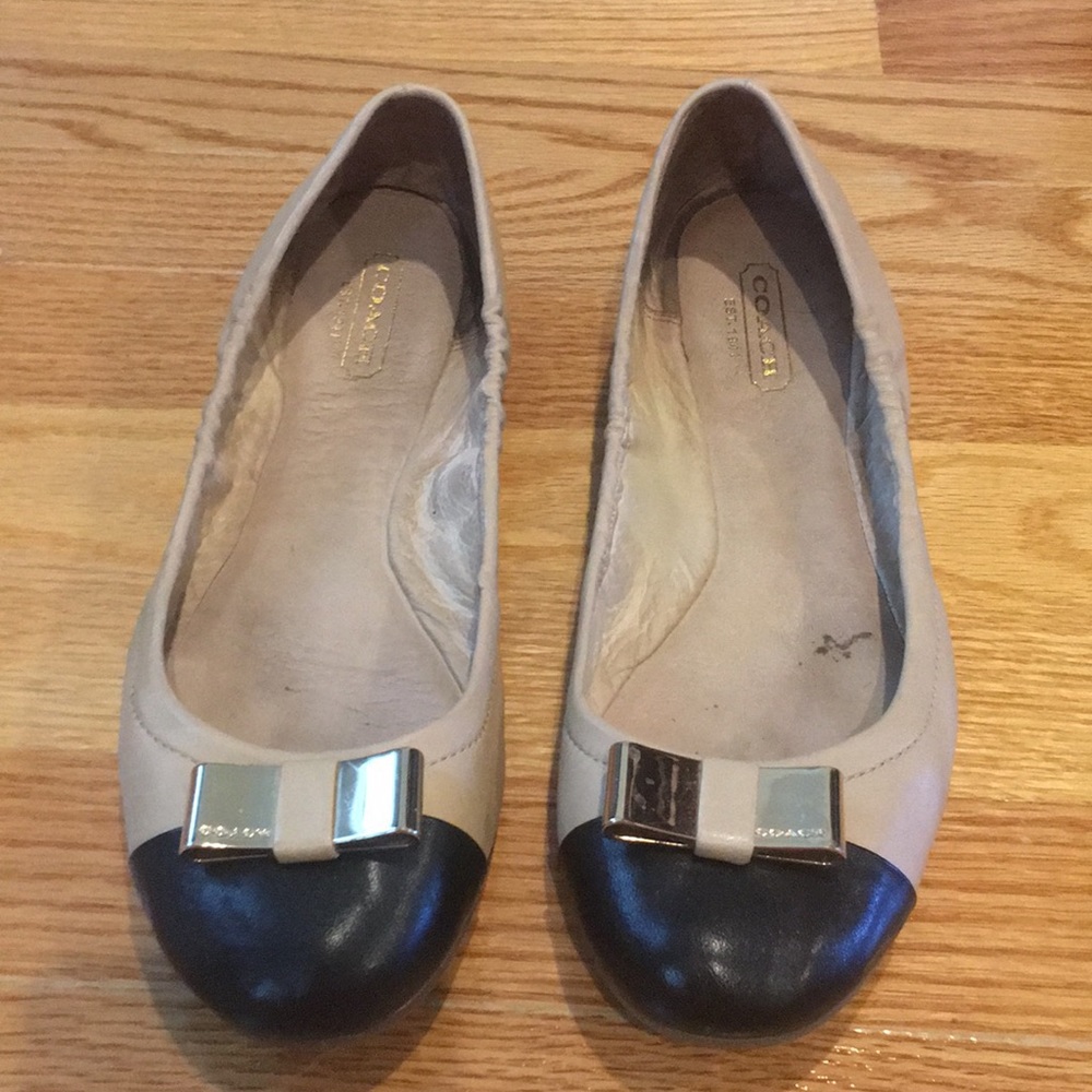 Coach Tan/Black Captoe Leather Flats with Gold Bow